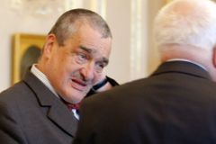 Znevážil ČR, zlobí se Schwarzenberg na Klausova muže