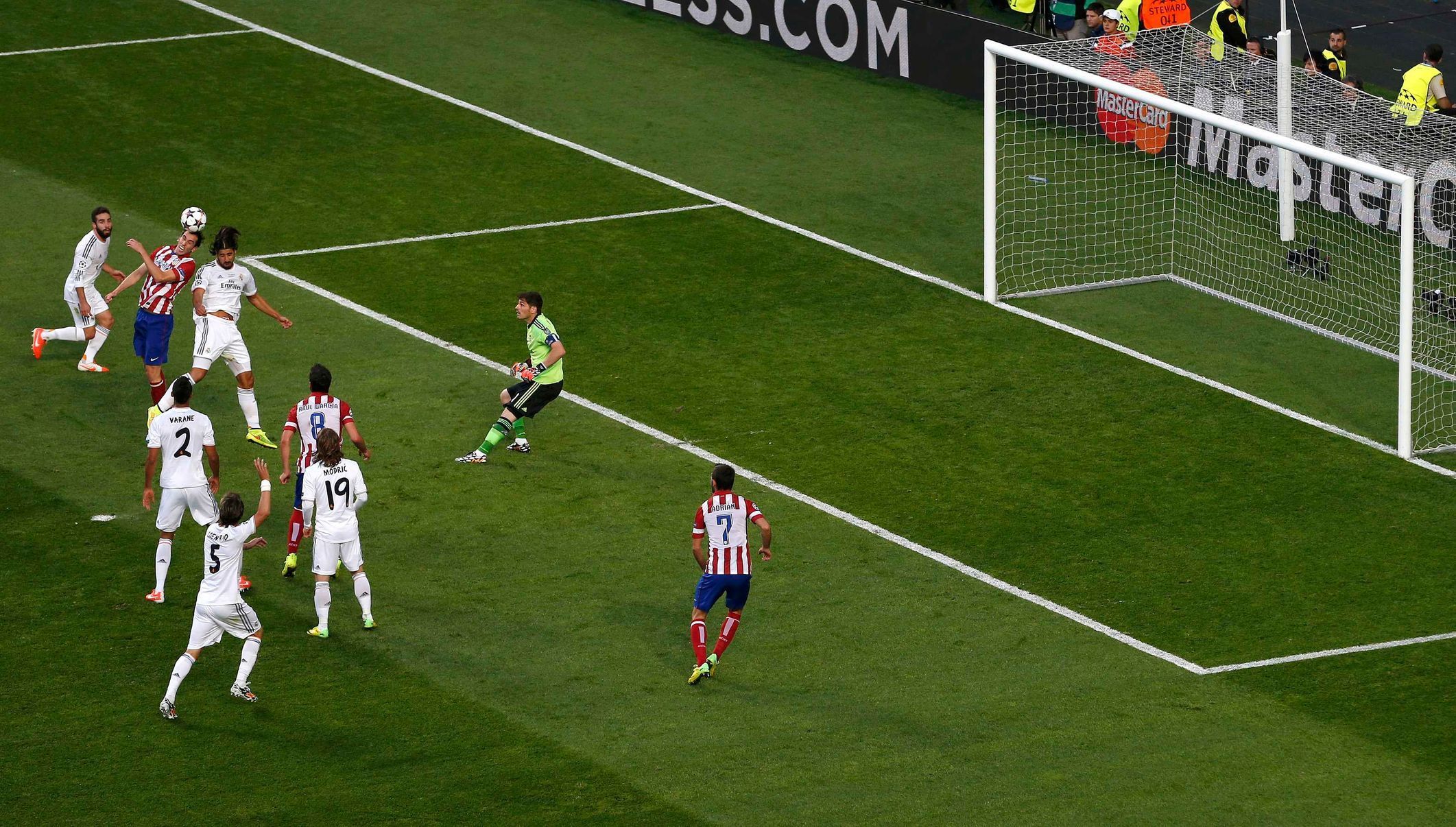 Finále LM, Real-Atlético: Diego Godin dává gól