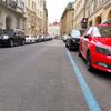 Parkování v Praze 1, šířka parkovacích míst, příliš široká auta