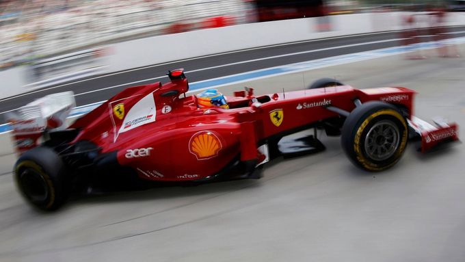Projeďte se po okruhu v Suzuce spolu s Fernandem Alonsem ve Ferrari.