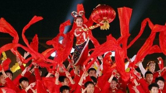 Peking slavil rok do olympiády. Tancem i ohňostrojem