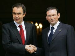 Vztahy premiéra Zapatera (vlevo) a baskického prezidenta Ibarretxeho jsou nyní napjaté
