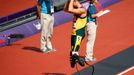 Jihoafrický běžec Oscar Pistorius je zklamaný poté co jeho tým nedoběhl ve štafetě 4x400 m do cíle na OH 2012 v Londýně.