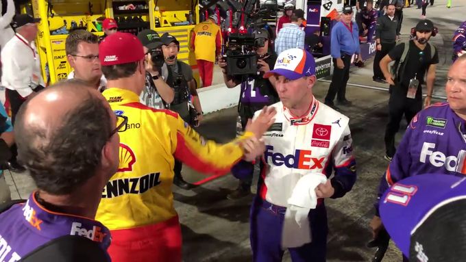 Podívejte se, jakou bitku vyprovokoval spor Joey Logana a Dennyho Hamlina po závodě NASCAR v Martinsvillu.