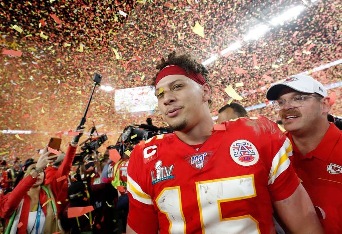 Patrick Mahome slaví triumf Kansas City Chiefs ve finále Super Bowlu LIV