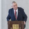 Miloš Zeman oznámil kandidaturu na prezidenta - jeho TK, aktivisté před Hradem
