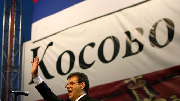 Vojislav Koštunica na demonstraci v Bělehradě za zachování Kosova pod Srbskem