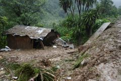 Při sesuvech půdy na Bali zahynulo nejméně 12 lidí včetně dětí. Déšť bude pokračovat, hrozí záplavy