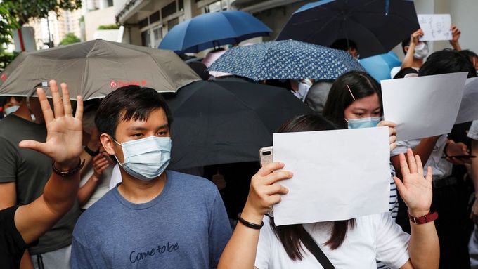 Demonstranté v Hongkongu vyrazili opět do ulic. Slogany vyměnili za prázdné papíry, aby neporušili nové zákony sepsané čínskou vládou.