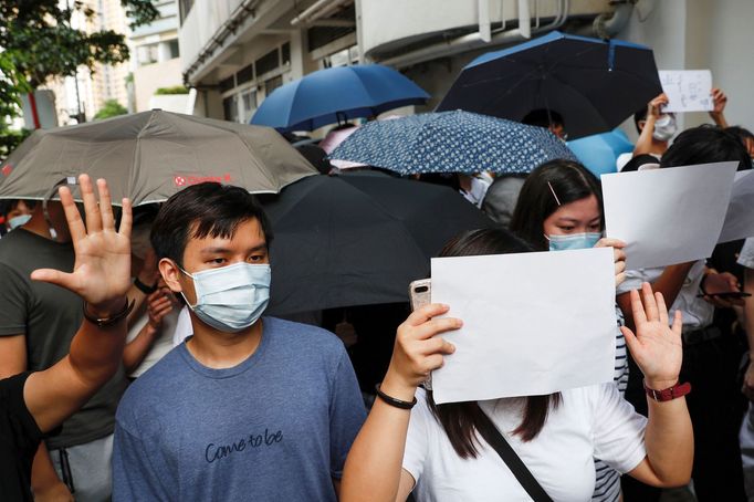 Demonstranté v Hongkongu vyrazili opět do ulic. Slogany vyměnili za prázdné papíry, aby neporušili nové zákony sepsané čínskou vládou.