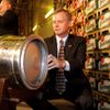 Richard Graber podepisuje sud piva