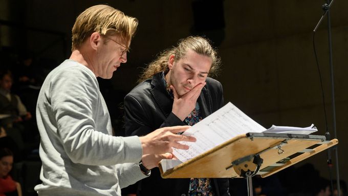 Dirigent Bas Wiegers se skladatelem Pavlem Šabackým, jehož dílo je součástí letošního programu. Akce zaměřená na soudobou hudbu Prague Offspring se opět koná v Centru současného umění Dox.
