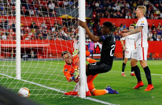 fotbal, Evropská liga 2018/2019, FC Sevilla - Slavia Praha, druhý gól Slavie, při kterém se zranil Tomáš Vaclík