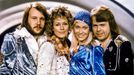 Benny Andersson, Anni-Frid Lyngstadová, Agnetha Fältskogová a Björn Ulvaeus ze skupiny ABBA na snímku z roku 1974, kdy vyhráli soutěž Eurovize.