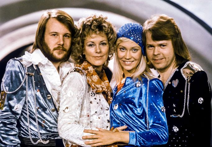 Benny Andersson, Anni-Frid Lyngstadová, Agnetha Fältskogová a Björn Ulvaeus ze skupiny ABBA na snímku z roku 1974, kdy vyhráli soutěž Eurovize.