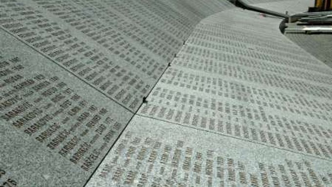Památník obětem srebrenického masakru se chystá na smuteční slavnost. Příští týden tam budou pohřbeny ostatky dalších pěti set obětí.