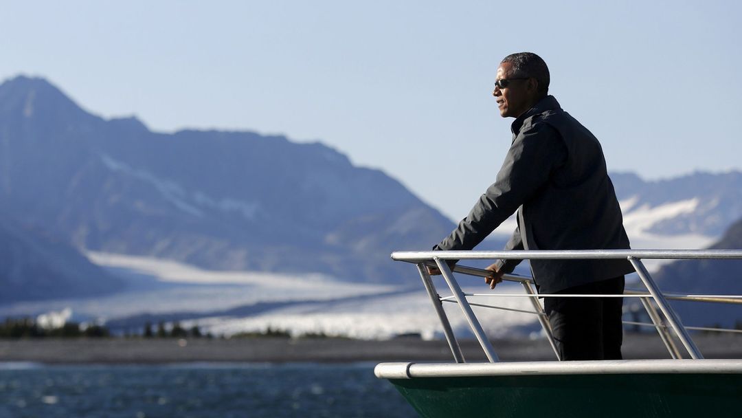 Americký prezident Barack Obama si prohlíží Medvědí ledovec (Bear Glacier) při projížďce lodí národním parkem Kenai Fjords na jihu Aljašky (1. září 2015).