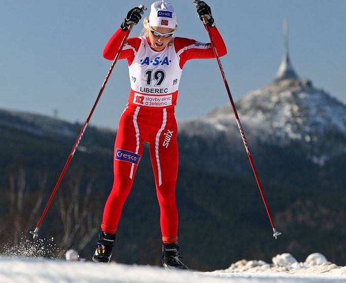 Therese Johaugová (#19, Norsko) na liberecké trati pod Ještědem.