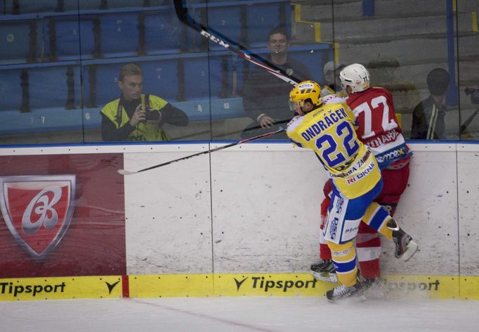 Hokejista Zlína Jiří Ondráček a Pavel Kolařík v prvním kole Tipsport extraligy 2012/13 se Slavií Praha.