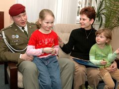 Čerstvě vyznamenaný voják s rodinou