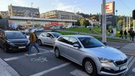 Někteří motoristé se věčně ucpanou křižovatku snaží objet ulicí Pod Paťankou, i tady ráno vznikají kolony.