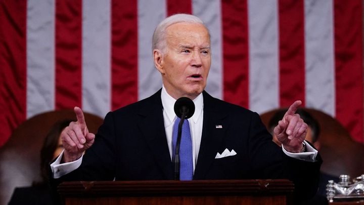 Biden v poselství o stavu unie vyzval k podpoře Ukrajiny a vtipkoval o svém věku