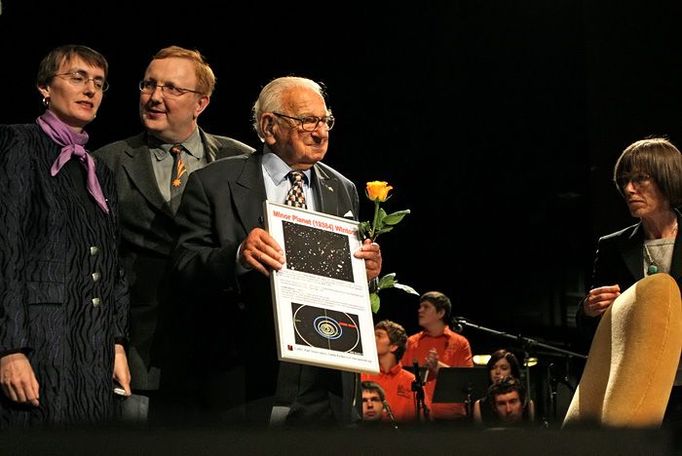 Sir Nicholas Winton pomáhal během svého života na mnoha dalších místech, kde bylo potřeba. Kromě toho se také úspěšně zajímá o tenis či o vesmír. Podle Nicholase Wintona tak na jeho počest získala 19384. nalezená planetka název Winton.