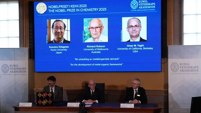 Laureáty letošní Nobelovy ceny za chemii se stali Japonec Susumu Kitagawa, britský vědec působící v Austrálii Richard Robson a Američan Omar M. Yaghi.
