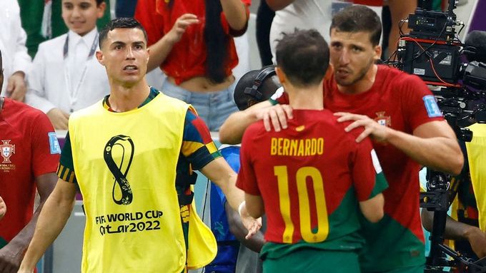 Cristiano Ronaldo (ve žlutém) se v osmifinále raduje se spoluhráči z gólu ve švýcarské síti