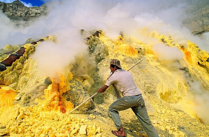 Indonesia, Java, Eastern Region, Ijen Crater, extraction of sulfur Indonesia, Java, Eastern Region, Ijen Crater, extraction of sulfur