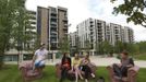 Students who were asked to test facilities for the night sit in Victory Park in the Olympic Village built for the London 2012 Olympic Games in Stratford, east London June 29, 2012. The village will accomodate up to 16,000 athletes and officials from more than 200 nations. Picture taken June 29, 2012. REUTERS/Olivia Harris (BRITAIN - Tags: BUSINESS CONSTRUCTION SPORT OLYMPICS CITYSPACE) Published: Čer. 30, 2012, 11:59 dop.