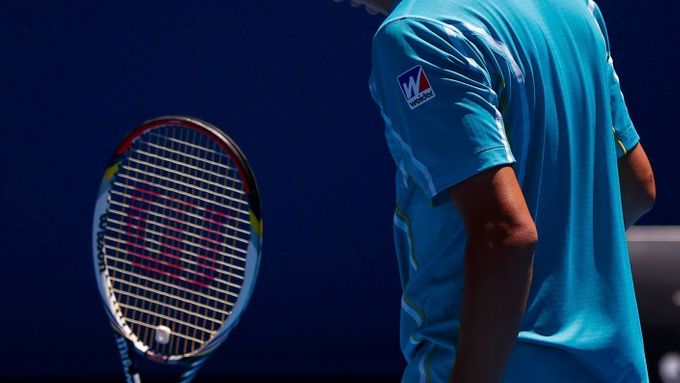 Kei Nišikori zmarem bouchal raketou o zem v zápase osmifinále s Australian Open se Španělem Ferrerem. Prohlédněte si nejnovější fotografie z Melbourne.