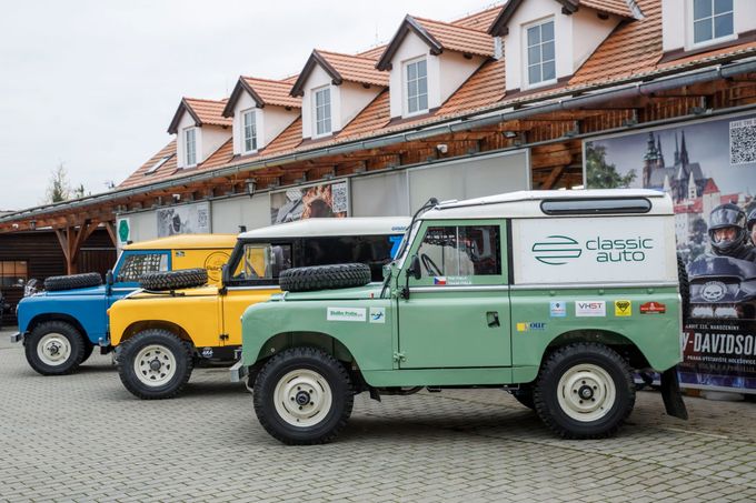 Vozy Land Rover Defender v barvách Vintage Racing Teamupro Dakar Classic 2022