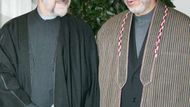 Vídeň (Rakousko) - Dřívější iránský prezident Mohammad Chatami (vlevo) a afghánský prezident Hamid Karzai pózují fotografům před zahájením pondělní konference o Islámu ve Vídni. Ta začala v pondělí v Hofburgském paláci a skončí ve středu.