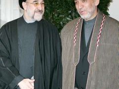 Bývalý íránský prezident Mohammed Chátamí (zleva) a afghánský prezident Hámid Karzáí