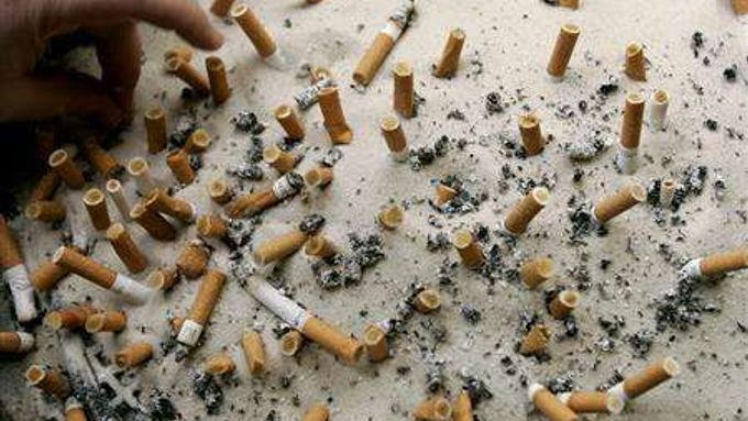Popelník v Bruselu. Na nemoci způsobené kouřením zemře ročně jen v české republice 18 000 lidí.