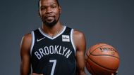 Přehlídku nejlépe vydělávajících sportovců planety začínáme v NBA, kde působí v týmu Brooklyn Nets Kevin Durant. Ten si měl podle Forbesu za dvanáct měsíců vydělat 75 milionů dolarů (1,58 miliardy korun).