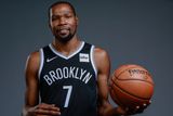 Přehlídku nejlépe vydělávajících sportovců planety začínáme v NBA, kde působí v týmu Brooklyn Nets Kevin Durant. Ten si měl podle Forbesu za dvanáct měsíců vydělat 75 milionů dolarů (1,58 miliardy korun).