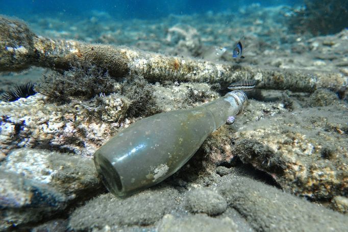 Odpad ležící na dně Egejského moře u řeckého ostrova Thasos. Září 2018.