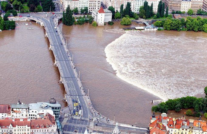 Jiráskův most v Praze při povodni v roce 2013