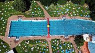 V Boloni kvůli panujícím vedrům úřady otevřely sedm klimatizovaných útočišť s pitnou vodou a italská metropole Řím nabídla vstup zdarma do plaveckých bazénů všem lidem starším 70 let.