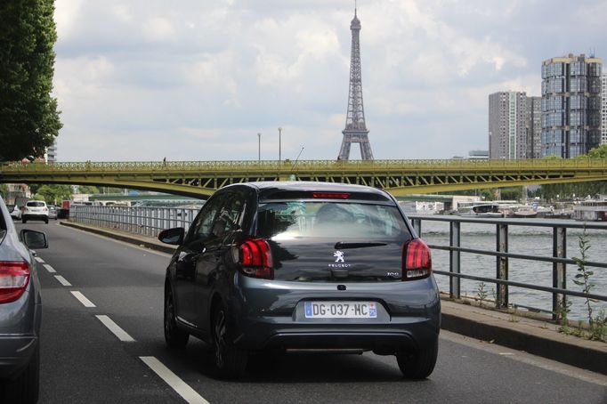 Do městského provozu malý peugeot patří a cítí se tam velmi dobře.