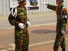 Dvojice jihokorejských pohraničníků. 38. rovnoběžka zůstává pro Soul i po více než půl století 