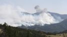 Smoke from the High Park fire rises west of Fort Collins, in Colorado June 18, 2012. The fire has charred more than 85 square miles (200 square km) and sent a plume of smoke billowing thousands of feet into the air. The lightning-sparked blaze has destroyed 181 homes since it was reported June 9, ranking it as the most destructive wildfire on record in Colorado. REUTERS/Rick Wilking (UNITED STATES - Tags: DISASTER ENVIRONMENT) Published: Čer. 18, 2012, 11:45 odp.