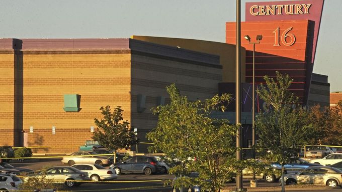"The Century 16 Theatre", kino v Denveru, kde maskovaný útočník postřílel nejméně 12 lidí na premiéře Batmana.