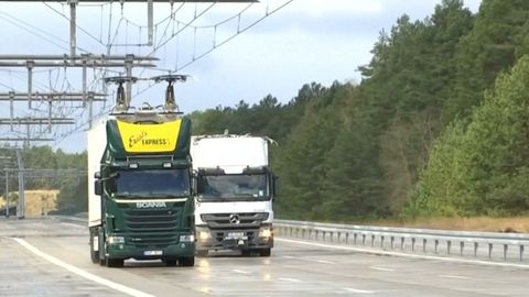 Němci zkoušeli kamiony pro e-dálnice. Na silnice je pošlou příští rok