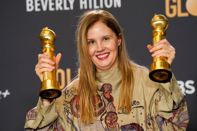 Režisérka Justine Triet se soškami za drama Anatomie pádu.