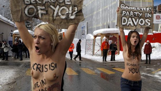 Aktivistky z Femen se snažily dostat na davoské fórum