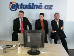 Pár hodin před spuštěním se v pondělí odpoledne konala v redakci tiskovka. Vedle Romana Galla a Jakuba Ungera, kteří projekt mají na starosti, sedí Zdeněk Šámal, protože ČT je partnerem deníku.