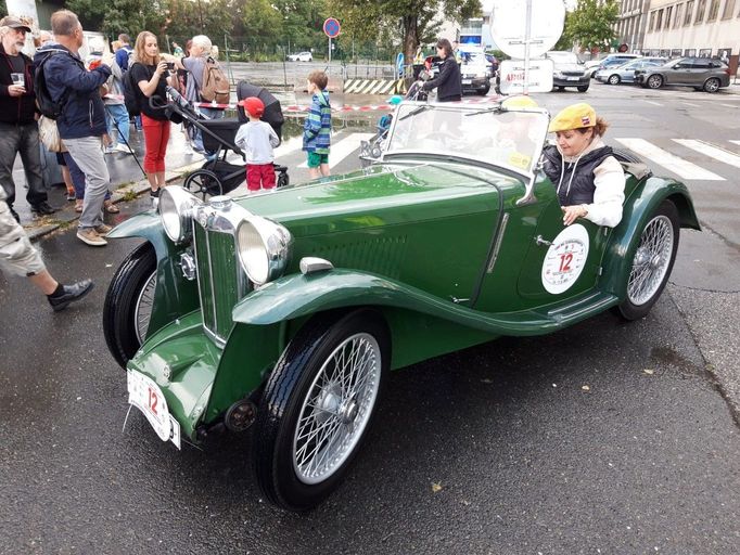 Účastníci závodu historických automobilů 1000 mil československých u Národního technického muzea na Letné.